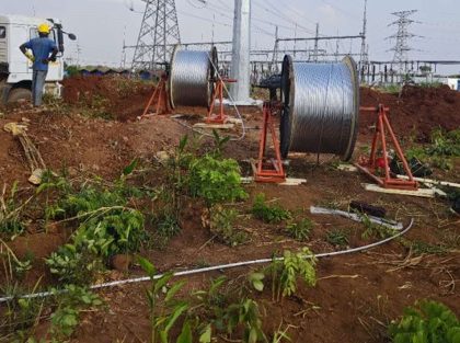 Chantier d'installation de poteaux électriques