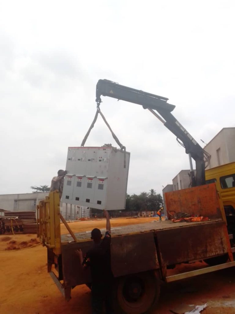 Chantier d'installation de cabine électrique