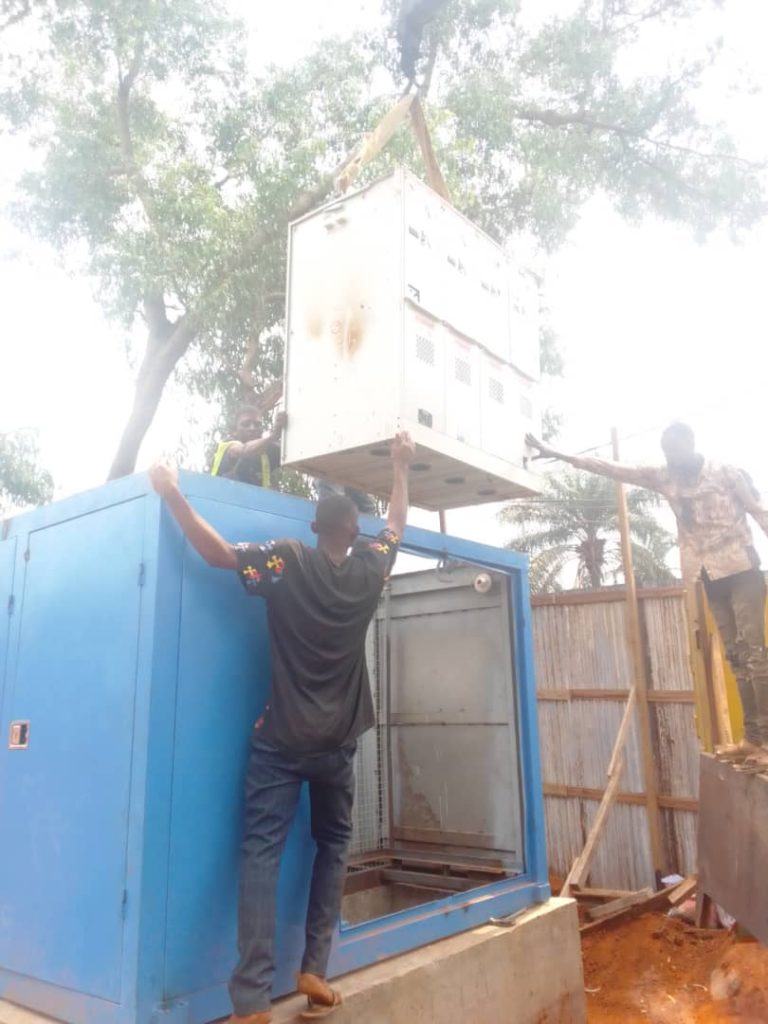 Chantier d'installation de cabine électrique