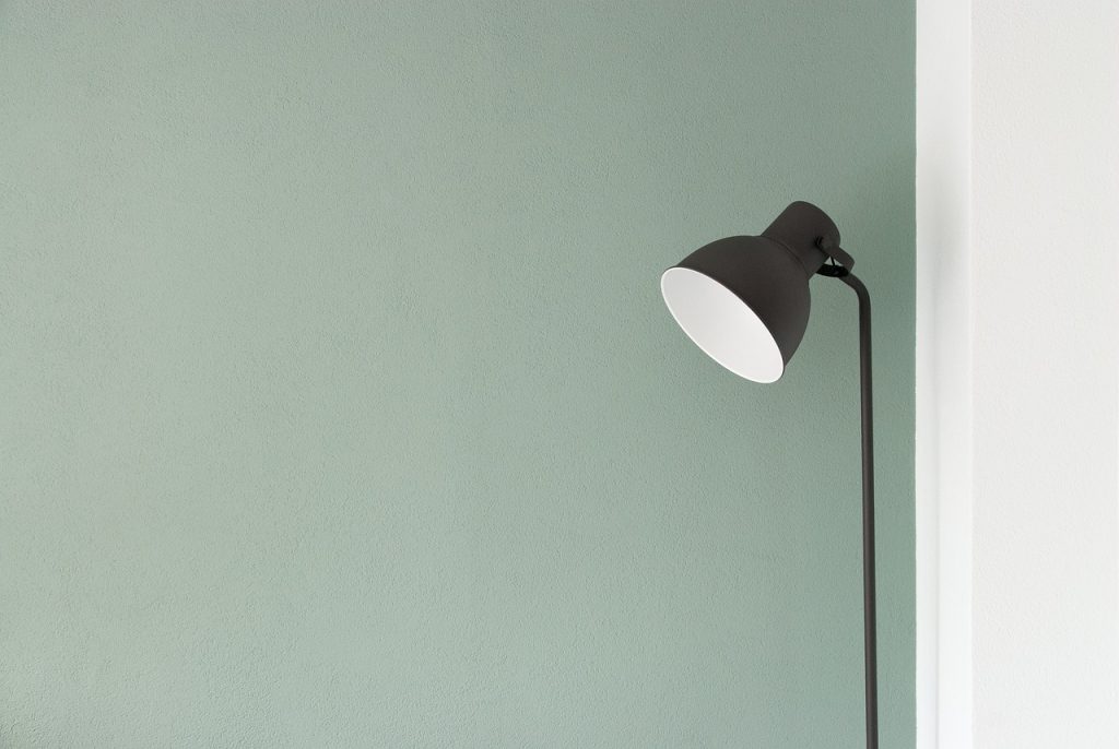 Lampe noire sur fond vert.