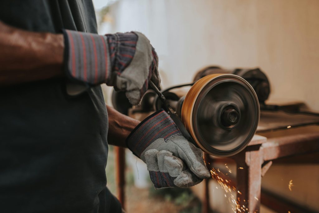 Un homme utilisant une meuleuse d'établi.